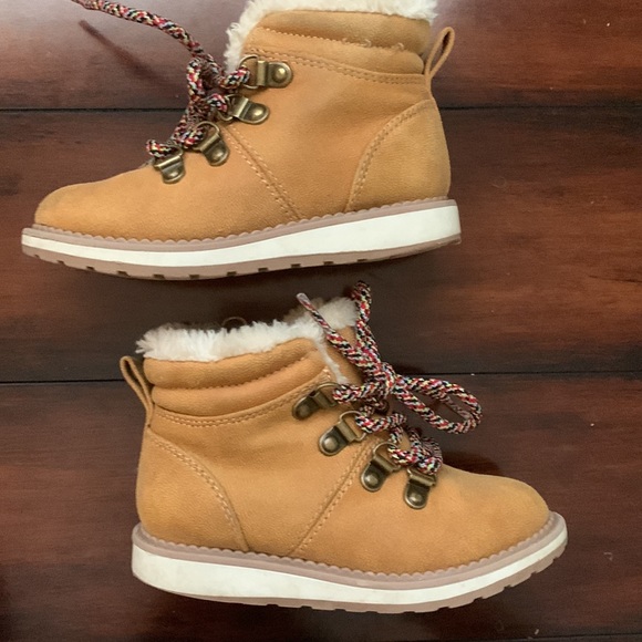 3/30$ BUNDLE SALE! 
Gently used Cat & Jack winter boot. Size 8 - Picture 3 of 7